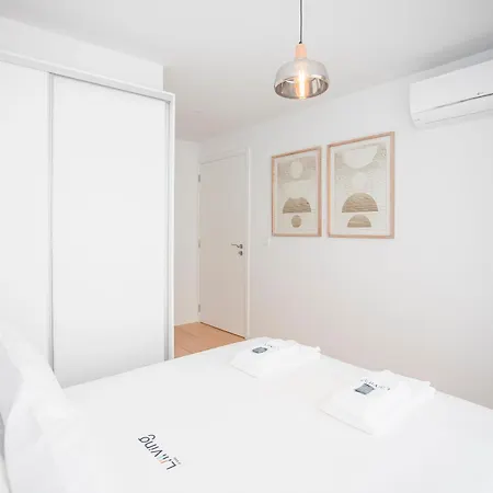 Liiiving In - Modern & Glam J