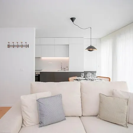 Liiiving In - Modern & Glam J Apartment *