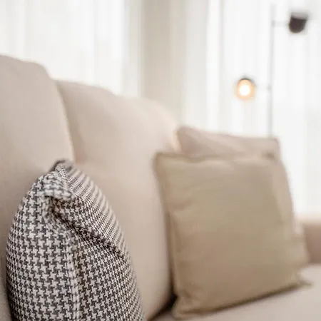 Liiiving In - Modern & Glam J Apartment