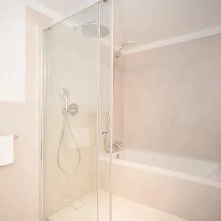 Liiiving In - Modern & Glam J Apartman
