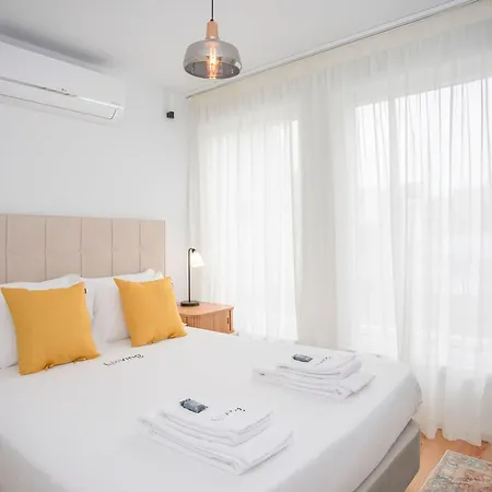 Liiiving In - Modern & Glam J Apartment *