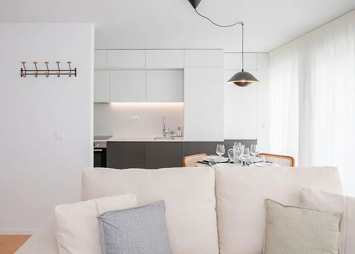 Liiiving In - Modern & Glam J