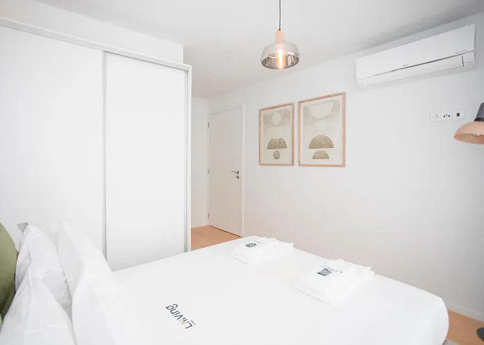 Liiiving In - Modern & Glam J