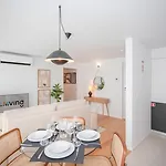 Liiiving In - Modern & Glam J Apartment *