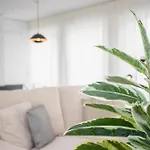Liiiving In - Modern & Glam J *