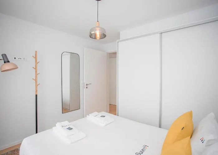 Liiiving In - Modern&glam J *